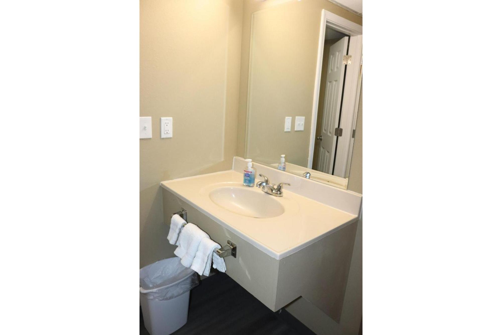 Deluxe Inn & Suites By Oyo Miami Ok Extérieur photo
